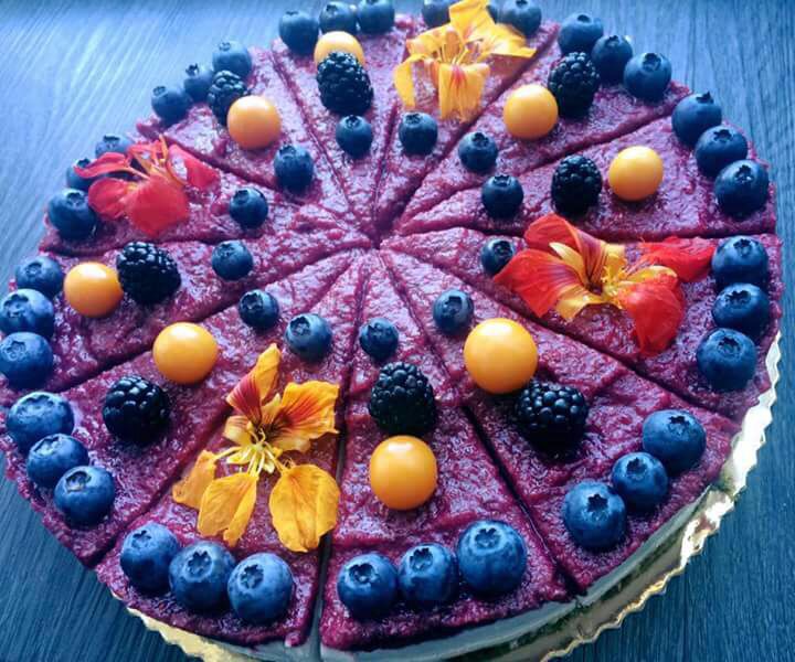 Vanilkový raw cheesecake s ovocím a jedlými kvietkami