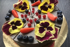 Maková raw torta s ovocím a jedlými kvietkami