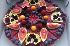 Vanilková raw torta s ovocím a jedlými kvietkami