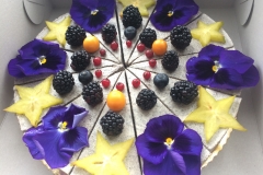 Maková raw torta s ovocím a jedlými kvietkami