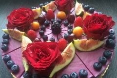 Raw torta s lesným ovocím a jedlými ružami