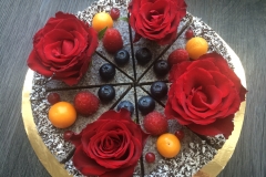 Maková raw torta s jedlými ružami
