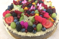 Narodeninová čokoládová raw torta s ovocím a jedlými kvetmi